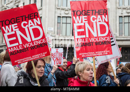 London, Großbritannien. 10. März, 2018. Tausende von Frauen nehmen an den jährlichen Millionen Frauen steigen März durch das Zentrum von London gegen männliche Gewalt in allen ihren Formen. Im März findet am nächsten Samstag zum Internationalen Frauentag. Credit: Mark Kerrison/Alamy leben Nachrichten Stockfoto