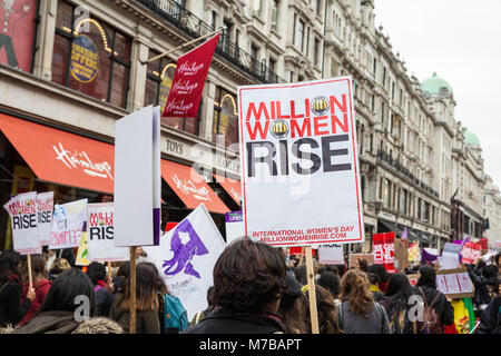 London, Großbritannien. 10. März, 2018. Tausende von Frauen nehmen an den jährlichen Millionen Frauen steigen März durch das Zentrum von London gegen männliche Gewalt in allen ihren Formen. Im März findet am nächsten Samstag zum Internationalen Frauentag. Credit: Mark Kerrison/Alamy leben Nachrichten Stockfoto