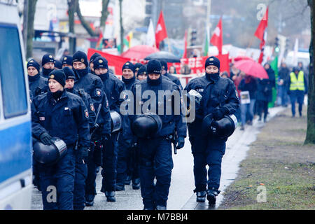 10 März 2018, Deutschland, Kiel: Polizei eine Demonstration gegen einen türkischen Militäroffensive in den Kurdischen beaufsichtigen - gehaltene Region Afrin in Syrien. Foto: Frank Molter/dpa Stockfoto