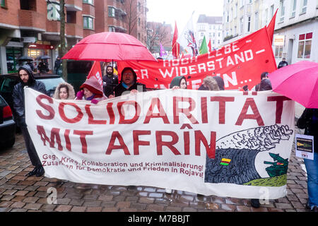 10 März 2018, Deutschland, Kiel: Demonstranten tragen kurdischen Fahnen, wie sie März gegen die jüngsten Türkischen militärischen Offensive in der kurdisch-region Afrin in Syrien. Ein prominenter Banner liest'S olidarität mit Afrin" (Lit. 'Solidarität mit Afrin'). Foto: Frank Molter/dpa Stockfoto