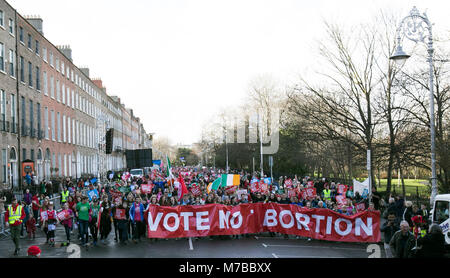 Dubin, Irland. 10 Mär, 2018. Anti Abtreibung Rallye, Dublin, Irland. Pro Life unterstützer März durch Dublin City heute, auf dem Weg nach Leinster House (Zähler/Parlament) für eine Massenkundgebung auf der Straße. Zehntausende sind auf der Kundgebung, die im Gegensatz zu den irischen Regierungen Vorschlag einer Volksabstimmung zur Aufhebung der acht Änderung der Verfassung, in der die Abtreibung verbietet und es mit einem Gesetz ersetzen würde, würde schwangere Frauen Abtreibung Dienste zugreifen zu halten, erwartet. Foto: Sam Boal/RollingNews. ie Credit: RollingNews.ie/Alamy leben Nachrichten Stockfoto