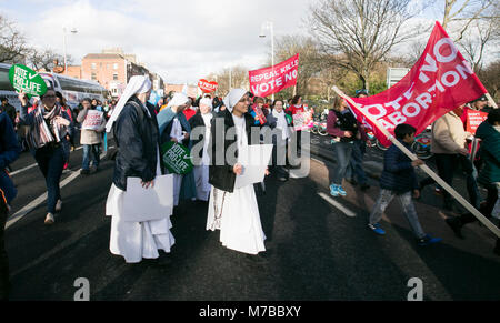 Dubin, Irland. 10 Mär, 2018. Anti Abtreibung Rallye, Dublin, Irland. Pro Life unterstützer März durch Dublin City heute, auf dem Weg nach Leinster House (Zähler/Parlament) für eine Massenkundgebung auf der Straße. Zehntausende sind auf der Kundgebung, die im Gegensatz zu den irischen Regierungen Vorschlag einer Volksabstimmung zur Aufhebung der acht Änderung der Verfassung, in der die Abtreibung verbietet und es mit einem Gesetz ersetzen würde, würde schwangere Frauen Abtreibung Dienste zugreifen zu halten, erwartet. Foto: Sam Boal/RollingNews. ie Credit: RollingNews.ie/Alamy leben Nachrichten Stockfoto