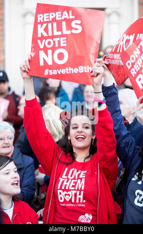 Dubin, Irland. 10 Mär, 2018. Anti Abtreibung Rallye, Dublin, Irland. Pro Life unterstützer März durch Dublin City heute, auf dem Weg nach Leinster House (Zähler/Parlament) für eine Massenkundgebung auf der Straße. Zehntausende sind auf der Kundgebung, die im Gegensatz zu den irischen Regierungen Vorschlag einer Volksabstimmung zur Aufhebung der acht Änderung der Verfassung, in der die Abtreibung verbietet und es mit einem Gesetz ersetzen würde, würde schwangere Frauen Abtreibung Dienste zugreifen zu halten, erwartet. Foto: Sam Boal/RollingNews. ie Credit: RollingNews.ie/Alamy leben Nachrichten Stockfoto