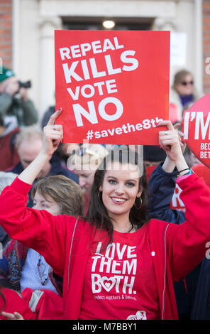 Dubin, Irland. 10 Mär, 2018. Anti Abtreibung Rallye, Dublin, Irland. Pro Life unterstützer März durch Dublin City heute, auf dem Weg nach Leinster House (Zähler/Parlament) für eine Massenkundgebung auf der Straße. Zehntausende sind auf der Kundgebung, die im Gegensatz zu den irischen Regierungen Vorschlag einer Volksabstimmung zur Aufhebung der acht Änderung der Verfassung, in der die Abtreibung verbietet und es mit einem Gesetz ersetzen würde, würde schwangere Frauen Abtreibung Dienste zugreifen zu halten, erwartet. Foto: Sam Boal/RollingNews. ie Credit: RollingNews.ie/Alamy leben Nachrichten Stockfoto