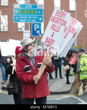 Dubin, Irland. 10 Mär, 2018. Anti Abtreibung Rallye, Dublin, Irland. Pro Life unterstützer März durch Dublin City heute, auf dem Weg nach Leinster House (Zähler/Parlament) für eine Massenkundgebung auf der Straße. Zehntausende sind auf der Kundgebung, die im Gegensatz zu den irischen Regierungen Vorschlag einer Volksabstimmung zur Aufhebung der acht Änderung der Verfassung, in der die Abtreibung verbietet und es mit einem Gesetz ersetzen würde, würde schwangere Frauen Abtreibung Dienste zugreifen zu halten, erwartet. Foto: Sam Boal/RollingNews. ie Credit: RollingNews.ie/Alamy leben Nachrichten Stockfoto