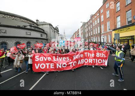 Dubin, Irland. 10 Mär, 2018. Anti Abtreibung Rallye, Dublin, Irland. Pro Life unterstützer März durch Dublin City heute, auf dem Weg nach Leinster House (Zähler/Parlament) für eine Massenkundgebung auf der Straße. Zehntausende sind auf der Kundgebung, die im Gegensatz zu den irischen Regierungen Vorschlag einer Volksabstimmung zur Aufhebung der acht Änderung der Verfassung, in der die Abtreibung verbietet und es mit einem Gesetz ersetzen würde, würde schwangere Frauen Abtreibung Dienste zugreifen zu halten, erwartet. Foto: Sam Boal/RollingNews. ie Credit: RollingNews.ie/Alamy leben Nachrichten Stockfoto