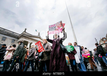 Dubin, Irland. 10 Mär, 2018. Anti Abtreibung Rallye, Dublin, Irland. Pro Life unterstützer März durch Dublin City heute, auf dem Weg nach Leinster House (Zähler/Parlament) für eine Massenkundgebung auf der Straße. Zehntausende sind auf der Kundgebung, die im Gegensatz zu den irischen Regierungen Vorschlag einer Volksabstimmung zur Aufhebung der acht Änderung der Verfassung, in der die Abtreibung verbietet und es mit einem Gesetz ersetzen würde, würde schwangere Frauen Abtreibung Dienste zugreifen zu halten, erwartet. Foto: Sam Boal/RollingNews. ie Credit: RollingNews.ie/Alamy leben Nachrichten Stockfoto