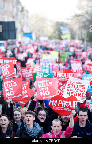 Dubin, Irland. 10 Mär, 2018. Anti Abtreibung Rallye, Dublin, Irland. Pro Life unterstützer März durch Dublin City heute, auf dem Weg nach Leinster House (Zähler/Parlament) für eine Massenkundgebung auf der Straße. Zehntausende sind auf der Kundgebung, die im Gegensatz zu den irischen Regierungen Vorschlag einer Volksabstimmung zur Aufhebung der acht Änderung der Verfassung, in der die Abtreibung verbietet und es mit einem Gesetz ersetzen würde, würde schwangere Frauen Abtreibung Dienste zugreifen zu halten, erwartet. Foto: Sam Boal/RollingNews. ie Credit: RollingNews.ie/Alamy leben Nachrichten Stockfoto