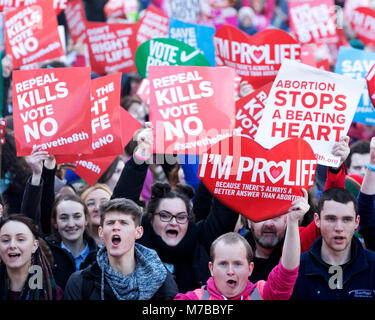 Dubin, Irland. 10 Mär, 2018. Anti Abtreibung Rallye, Dublin, Irland. Pro Life unterstützer März durch Dublin City heute, auf dem Weg nach Leinster House (Zähler/Parlament) für eine Massenkundgebung auf der Straße. Zehntausende sind auf der Kundgebung, die im Gegensatz zu den irischen Regierungen Vorschlag einer Volksabstimmung zur Aufhebung der acht Änderung der Verfassung, in der die Abtreibung verbietet und es mit einem Gesetz ersetzen würde, würde schwangere Frauen Abtreibung Dienste zugreifen zu halten, erwartet. Foto: Sam Boal/RollingNews. ie Credit: RollingNews.ie/Alamy leben Nachrichten Stockfoto