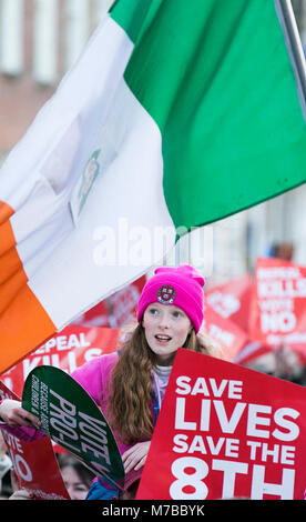 Dubin, Irland. 10 Mär, 2018. Anti Abtreibung Rallye, Dublin, Irland. Pro Life unterstützer März durch Dublin City heute, auf dem Weg nach Leinster House (Zähler/Parlament) für eine Massenkundgebung auf der Straße. Zehntausende sind auf der Kundgebung, die im Gegensatz zu den irischen Regierungen Vorschlag einer Volksabstimmung zur Aufhebung der acht Änderung der Verfassung, in der die Abtreibung verbietet und es mit einem Gesetz ersetzen würde, würde schwangere Frauen Abtreibung Dienste zugreifen zu halten, erwartet. Foto: Sam Boal/RollingNews. ie Credit: RollingNews.ie/Alamy leben Nachrichten Stockfoto