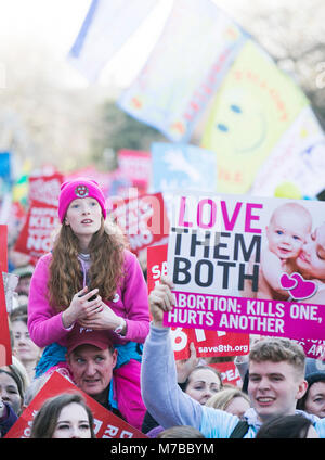 Dubin, Irland. 10 Mär, 2018. Anti Abtreibung Rallye, Dublin, Irland. Pro Life unterstützer März durch Dublin City heute, auf dem Weg nach Leinster House (Zähler/Parlament) für eine Massenkundgebung auf der Straße. Zehntausende sind auf der Kundgebung, die im Gegensatz zu den irischen Regierungen Vorschlag einer Volksabstimmung zur Aufhebung der acht Änderung der Verfassung, in der die Abtreibung verbietet und es mit einem Gesetz ersetzen würde, würde schwangere Frauen Abtreibung Dienste zugreifen zu halten, erwartet. Foto: Sam Boal/RollingNews. ie Credit: RollingNews.ie/Alamy leben Nachrichten Stockfoto