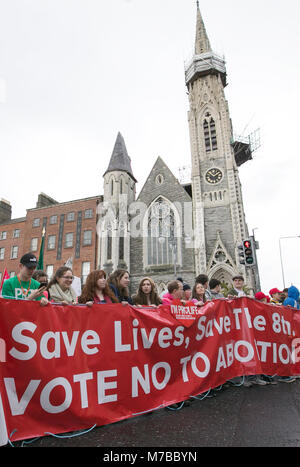 Dubin, Irland. 10 Mär, 2018. Anti Abtreibung Rallye, Dublin, Irland. Pro Life unterstützer März durch Dublin City heute, auf dem Weg nach Leinster House (Zähler/Parlament) für eine Massenkundgebung auf der Straße. Zehntausende sind auf der Kundgebung, die im Gegensatz zu den irischen Regierungen Vorschlag einer Volksabstimmung zur Aufhebung der acht Änderung der Verfassung, in der die Abtreibung verbietet und es mit einem Gesetz ersetzen würde, würde schwangere Frauen Abtreibung Dienste zugreifen zu halten, erwartet. Foto: Sam Boal/RollingNews. ie Credit: RollingNews.ie/Alamy leben Nachrichten Stockfoto