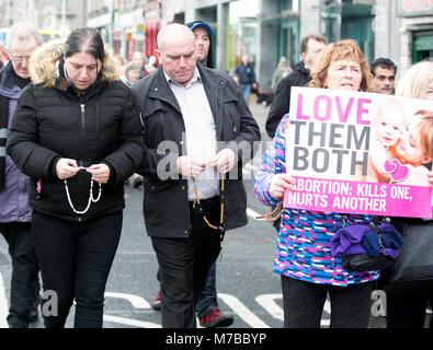 Dubin, Irland. 10 Mär, 2018. Anti Abtreibung Rallye, Dublin, Irland. Pro Life unterstützer März durch Dublin City heute, auf dem Weg nach Leinster House (Zähler/Parlament) für eine Massenkundgebung auf der Straße. Zehntausende sind auf der Kundgebung, die im Gegensatz zu den irischen Regierungen Vorschlag einer Volksabstimmung zur Aufhebung der acht Änderung der Verfassung, in der die Abtreibung verbietet und es mit einem Gesetz ersetzen würde, würde schwangere Frauen Abtreibung Dienste zugreifen zu halten, erwartet. Foto: Sam Boal/RollingNews. ie Credit: RollingNews.ie/Alamy leben Nachrichten Stockfoto