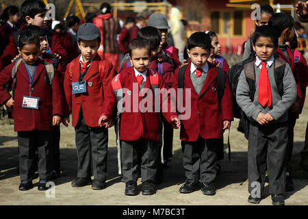 Srinagar, Jammu und Kaschmir, Indien. 10 Mär, 2018. Schule Kinder besuchen das Morgengebet in Srinagar, die Hauptstadt des indischen Teil Kaschmirs verwaltet. Schulen in ganz Kaschmir wieder eröffnet Nach mehr als zwei Monaten für die Winterpause geschlossen bleiben. Credit: Faisal Khan/ZUMA Draht/Alamy leben Nachrichten Stockfoto