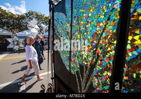 Florida, USA. 10 Mär, 2018. Die Besucher der 30. jährlichen Palm Beach Gardens Medical Center ArtFest durch das Meer bei Juno Beach zu Fuß durch den Stand von Mixed Media artist Amy Povinelli Samstag, 10. März 2018. "Wir sind von der unteren mittleren Michigan,'' sagte Povinelli, die ihre Werke wie Glas und Metall Vorlagen beschrieben. '' Ich habe dies getan, für 26 Jahre und kommen auf die nächsten zu ArtFest für ungefähr neun Jahren. Quelle: Bruce R. Bennett/der Palm Beach Post/ZUMA Draht/Alamy leben Nachrichten Stockfoto