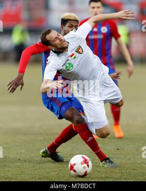 Budapest, Ungarn. 10. März, 2018. Manjrekar James (L) von vasas FC fouls Marton Eppel (R) von Budapest Honved während die ungarische OTP Bank Liga Match zwischen Vasas Budapest Honved FC und an Szusza Ferenc Stadion am 10. März 2018 in Budapest, Ungarn. Stockfoto