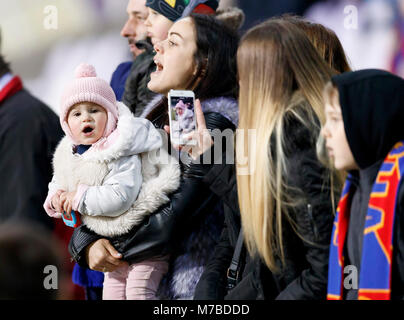 Budapest, Ungarn. 10. März, 2018. Ein Fan von vasas FC hält seine kleine Tochter in die Arme, während eine andere Lüfter ein Foto von dem Baby während die ungarische OTP Bank Liga Match zwischen Vasas Budapest Honved FC und an Szusza Ferenc Stadion am 10. März in Budapest, Ungarn, 2018. Stockfoto