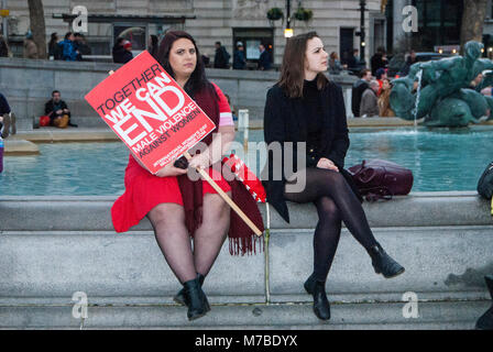 London, Großbritannien. 10. März, 2018. Millionen Frauen März 2018 erreicht der Trafalgar Square. Credit: JOHNNY ARMSTEAD/Alamy leben Nachrichten Stockfoto
