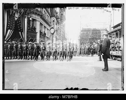 Ein historisches Foto von britischen Soldaten, die auf einer Straße in New York marschieren und eine öffentliche Präsentation militärischer Präsenz im frühen 20. Jahrhundert, wahrscheinlich während des Ersten Weltkriegs oder danach, festhalten. Stockfoto