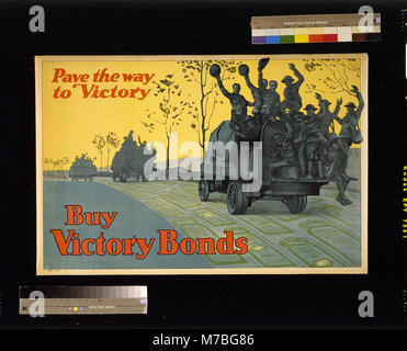 Dieses Poster aus der Zeit des Zweiten Weltkriegs ermutigt den Kauf von Kriegsanleihen, um die militärischen Bemühungen der USA zu unterstützen. Mit fetten Texten und Bildern wurde es entworfen, um Amerikaner zu versammeln, um mit finanziellen Mitteln zu den Kriegsanstrengungen beizutragen. Stockfoto