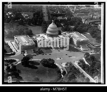 Diese Luftaufnahme des Kapitols der USA in Washington, D.C., ist in der Library of Congress erhalten und zeigt die architektonische Pracht dieses historischen Gebäudes von oben. Stockfoto