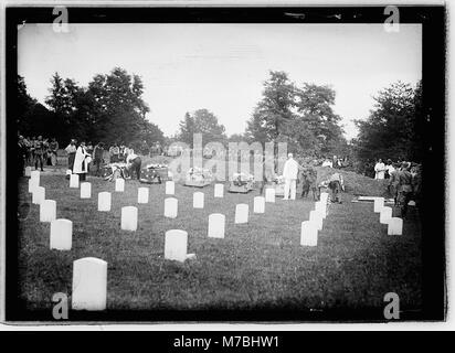 Carrizel Märtyrer Anreise mit militärischen Ehren. Arlington Soldatenfriedhof. Foto durch Zentrale Nachrichten Foto Service LCCN 2016822993 Stockfoto