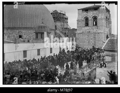 Dieses Foto zeigt die Heilige Feuerzeremonie auf dem Dach des griechischen Klosters mit den Kuppeln des Heiligen Grabes im Hintergrund. Die Zeremonie ist ein bedeutendes religiöses Ereignis in Jerusalem. Stockfoto