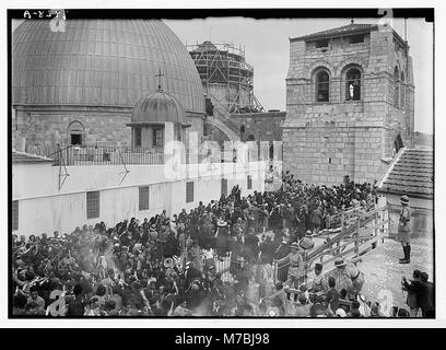 Das Foto zeigt die jährliche Zeremonie des Heiligen Feuers auf dem Dach des griechischen Klosters in Jerusalem, mit den Kuppeln des Heiligen Grabes im Hintergrund. Dieses bedeutende religiöse Ereignis ist die orthodoxe Osterfeier. Stockfoto