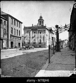 Dieses Foto zeigt das alte Exchange and Custom House, ein prominentes Gebäude in Charleston, South Carolina, das als Postamt und eine wichtige historische Stätte in der Region diente. Stockfoto