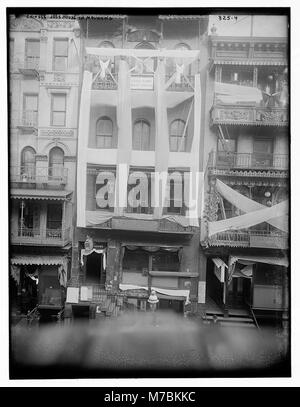 Das Foto zeigt ein chinesisches Joss House in Trauer, das die traditionellen kulturellen Praktiken während einer Periode des Verlustes widerspiegelt. Es unterstreicht die Hochachtung des Anlasses und die Ehrfurcht, die mit diesem Brauch verbunden ist. Stockfoto