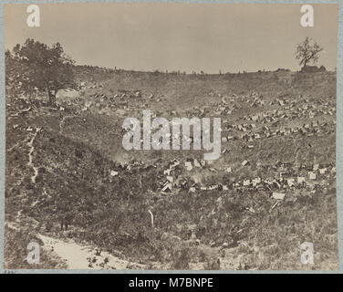 Gefangene der Konföderierten, die während des Bürgerkriegs in Belle Plain Landing, Virginia, nach der Schlacht am Spotsylvania Court House im Mai 1864 gefangen wurden. Stockfoto