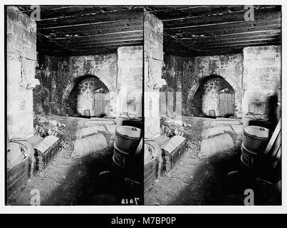 Ein Foto von Konstantins Tor, das zur Grabeskirche in Jerusalem führt. Das Bild zeigt den Eingang zu diesem historisch bedeutsamen Ort, der als einer der heiligsten Orte des Christentums gilt. Stockfoto