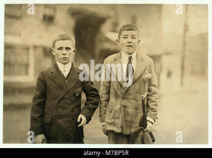 Cornelius Hurley, rechts im Bild, 68 Adam Straße, bei der Arbeit in Nr. 1 Mill Zimmer in Merrimac Mühle, Lowell, Mass., seit sechs Monaten. Etwa 13 oder 14 wahrscheinlich. Michael Keefe, 32 Marion nclc 02387 Loc. Stockfoto