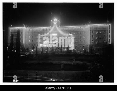 Das Bild zeigt die Beleuchtung zur Krönung von König Georg VI. Am 12. Mai 1937 vor dem King David Hotel in Jerusalem. Die große Beleuchtung markiert das königliche Ereignis, das weltweit gefeiert wird. Stockfoto