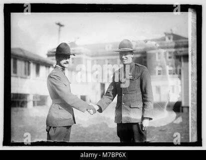 Corp. Newell B.Davis ausgezeichnet mit dem Ehrenkreuz am Walter Reed LCCN 2016821921 Stockfoto