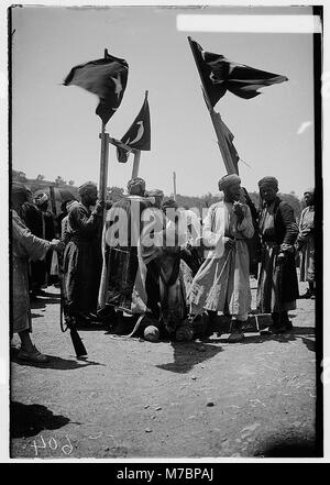 Dieses Bild zeigt den Prozess der Dekoration eines Kamels für eine Hochzeitszeremonie mit traditionellen Kostümen und Charakteren. Das Kamel ist oft eine zentrale Figur bei Hochzeiten in verschiedenen Kulturen, und dieser Dekorationsprozess ist ein integraler Bestandteil der Feier. Stockfoto