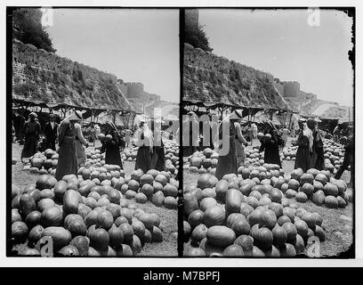 Das Bild zeigt eine Szene auf einem Wassermelonenmarkt mit verschiedenen Kostümen und Charakteren, die am Warenaustausch beteiligt sind, und spiegelt kulturelle Praktiken rund um den Handel und Gemeindeversammlungen wider. Stockfoto