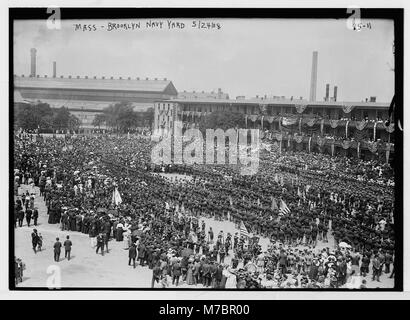 Masse an Masse in Brooklyn Navy Yard, New York LCCN 2014680476 Stockfoto