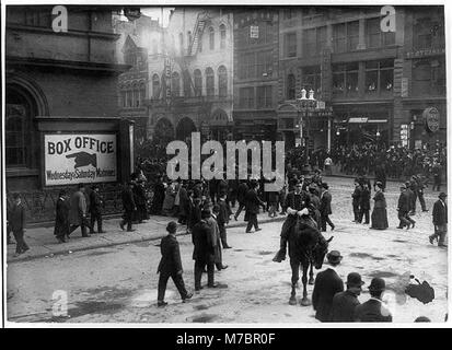 Bild einer Menschenmenge, die sich vom Union Square zerstreut und durch die 14th St. nach einem anarchistischen Bombenanschlag in New York am 28. März 1908 zurückkehrt. Stockfoto