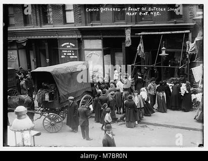 Versammelt vor der Metzgerei während Fleisch Aufruhr, New York LCCN 2014684604 Stockfoto