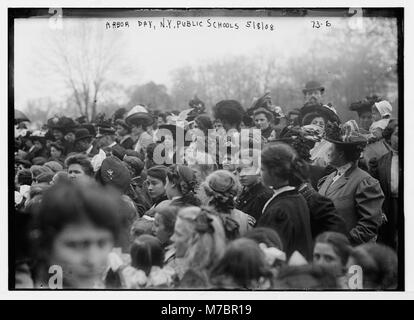 Eine große Menschenmenge versammelt sich in New York zu den Feierlichkeiten zum Arbor Day, die von öffentlichen Schulen organisiert werden, um die Baumpflanzung und das Umweltbewusstsein zu fördern. Stockfoto