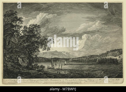 Ein Panoramablick auf den Hudson River, mit Pakepsey und den Catskill Mountains, aufgenommen von Sopos Island, bietet einen malerischen Blick auf den Fluss und die umliegende Landschaft. Stockfoto