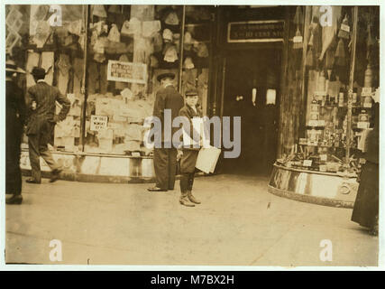 Eine junge truant Verkauf Extras während der Schulzeit Montag, den 15. April, auf der Pennsylvania Avenue. Er sagte: 'Ich habe gehört, sie war Extras.' Ich aus der Schule gewohnt.'' Ich bin 9 Jahre. Alte - ich meine 11." (Er LOC nclc.03784. Stockfoto