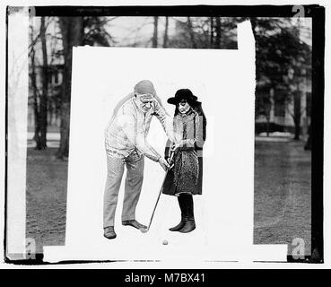 A. Mitchell Palmer, ein US-Staatsanwalt, wird mit Mary Dixon während eines Golfausflugs dargestellt. Palmer ist bekannt für seine Rolle bei den Palmer-Razzien und seine Beiträge zur US-Rechtsgeschichte. Stockfoto