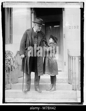 Dieses Foto zeigt A. Mitchell Palmer, US-Staatsanwalt, und Mary Dixon, die mit Palmers Büro in Verbindung steht. Es fängt einen Moment in der politischen und rechtlichen Geschichte des frühen 20. Jahrhunderts ein. Stockfoto
