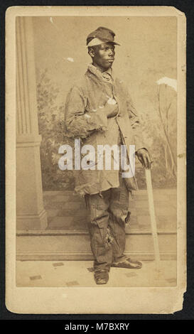 Ein abendfüllendes Porträt eines afroamerikanischen Mannes des Fotografen B. Moses, das das Motiv vor dem Hintergrund der Camp Street und Canal Street in New Orleans einfängt. Stockfoto