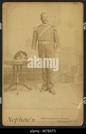 Afrikanische amerikanische Soldat, der in voller Länge Porträt, tragen GAR-Medaille, neben Tabelle) - des Neffen, 493 Pennsylvania Avenue, Washington, D.C LCCN 2010645149 Stockfoto