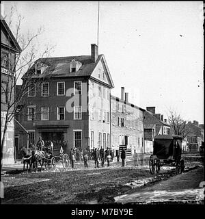 Dieses historische Foto zeigt das Marshall House in Alexandria, Virginia, an der Kreuzung von King Street und Pitt Street. Das Bild erfasst die Architektur und die Straßenansicht des Gebiets während einer vergangenen Periode. Stockfoto