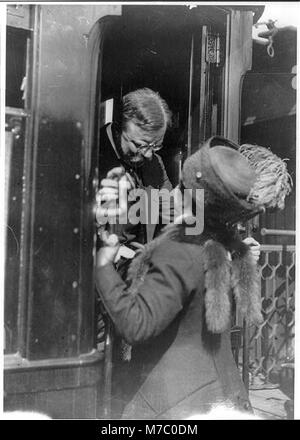 Dieses Bild aus Antwerpen, Belgien, zeigt Theodore Roosevelt, wie er sich mit einer Frau unterhält, während er auf einer Autotreppe steht. Das Foto fängt einen Moment der europäischen Diplomatie während Roosevelts Präsidentschaft ein. Stockfoto