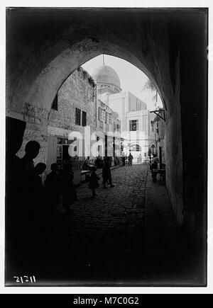 Ein historisches Foto, das arabische Fabriken und allgemeine Verbesserungen in Nablus zeigt, mit Schwerpunkt auf der neuen Moschee. Das Bild zeigt die kulturelle und architektonische Entwicklung in der Altstadt. Stockfoto
